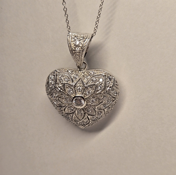 Silver, heart shaped pendant with cubic zirconia diamond. - Picture 2 of 9